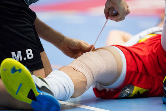 Drotts Jack Månsson får sitt ben omlindat
