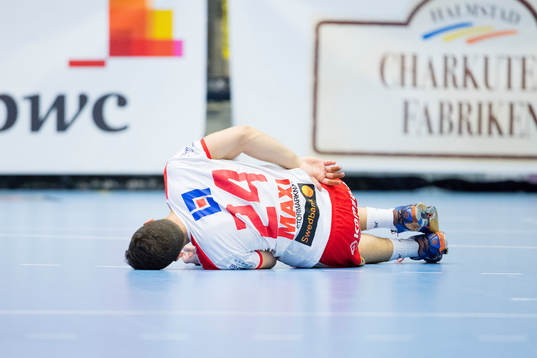Drotts Nikola Stojcevski ligger på golvet och har ont