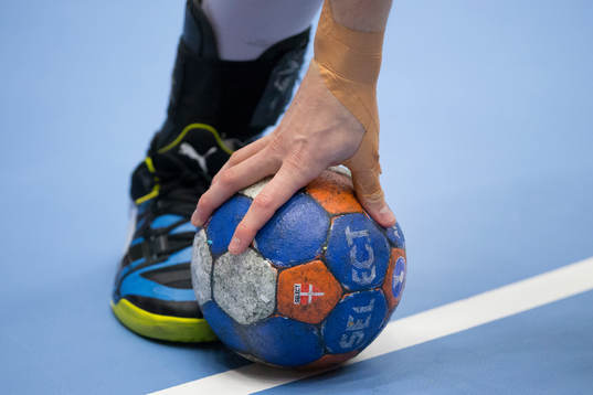 En spelare plockar upp en boll
