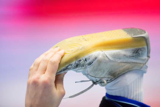 Ystads målvakt Anders Perssons hand och sko