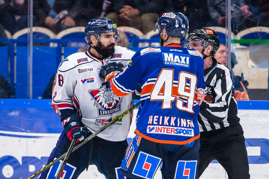 Gruff mellan Linköpings Daniel Rahimi och Växjös Ilkka
