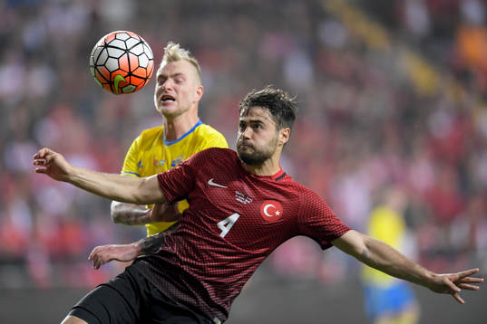 Turkiets Ahmet Çalik och Sveriges John Guidetti