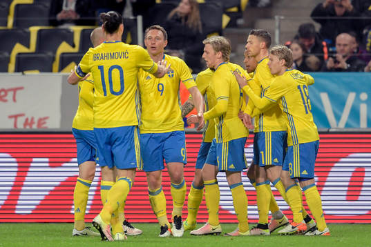 Sveriges Marcus Berg jublar med lagkamraterna