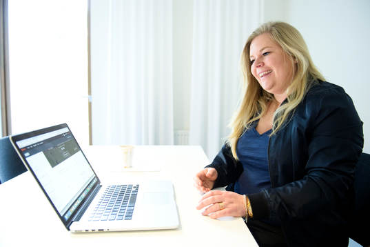 IFK Göteborgs analytiker Linda Breding blir intervjuad
