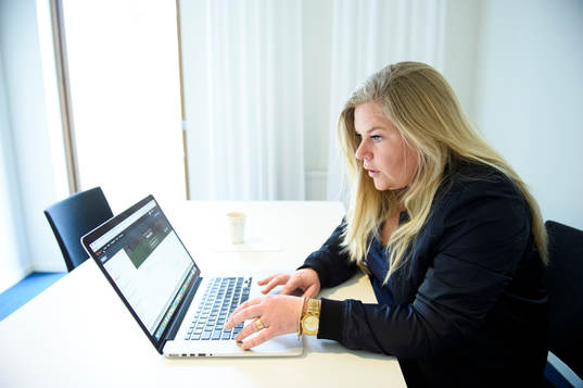 IFK Göteborgs analytiker Linda Breding blir intervjuad