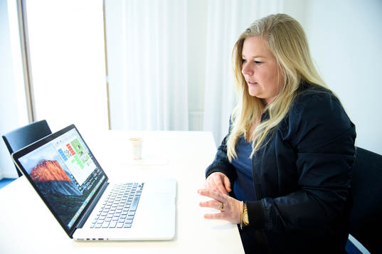 IFK Göteborgs analytiker Linda Breding blir intervjuad