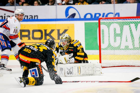 Skellefteås målvakt Markus Svensson och Sebastian Aho