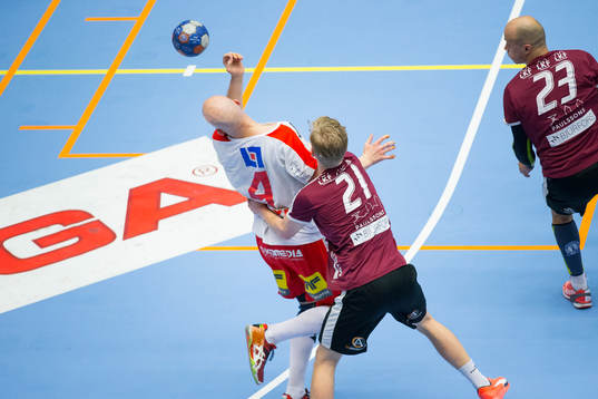 Drotts Jonathan Berg (med ryggen i bild) och Lugis Niklas