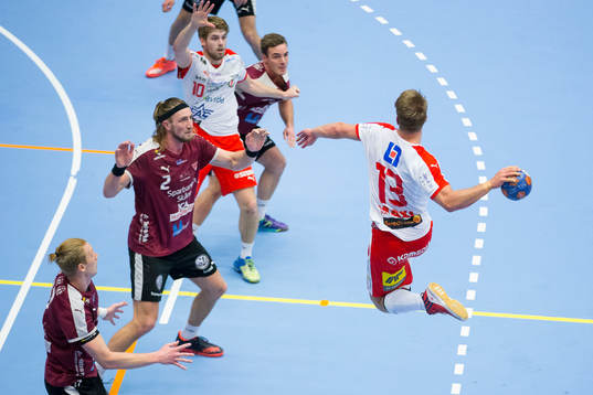 Drotts Anton Blickhammar till höger (med ryggen i bild)