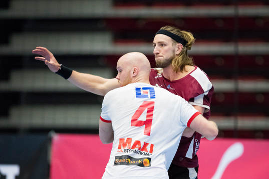 Drotts Jonathan Berg (med ryggen i bild) och Lugis Jakob