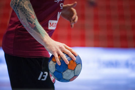 En Lugi spelare håller en boll i handen