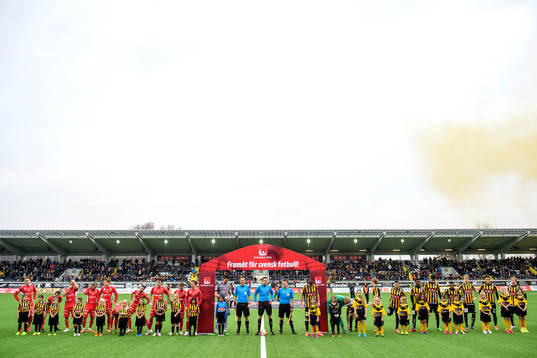 Spelarna står uppställda vid lineup innan fotbollsmatchen