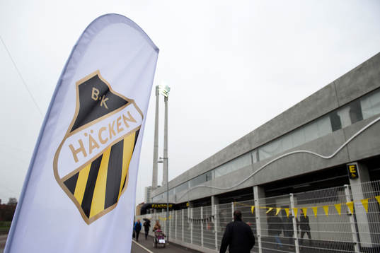 Flaggor med Häckens klubbmärke utanför arenan innan