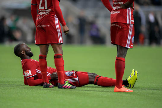 Östersunds Ronald Mukiibi ligger skadad