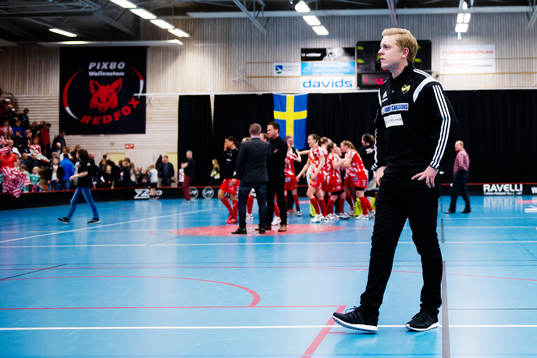 Endres tränare Alexander Brinkman deppar