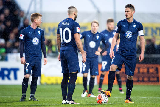Malmö FFs Markus Rosenberg gör sig redo att sparka igång
