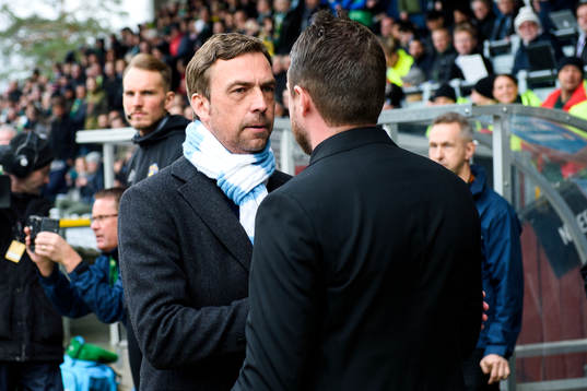 Malmö FFs tränare Allan Kuhn hälsar på Jönköpings