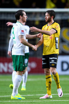 Hammarbys Johan Persson tar i hand med Elfsborgs Marcus