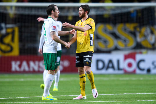 Hammarbys Johan Persson tar i hand med Elfsborgs Marcus
