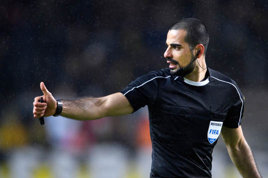 Domare Mohammed Al-Hakim gör tummen upp