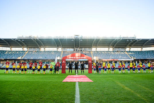 Spelarna står uppställda vid lineup innan fotbollsmatchen