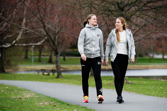 Pixbos Sara Helin och målvakt Sara Hjorting