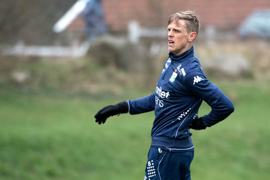 IFK Göteborgs Sören Rieks tar sig för ryggen