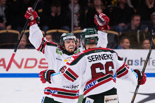 Frölundas Lukas Bengtsson och Oscar Fantenberg jublar