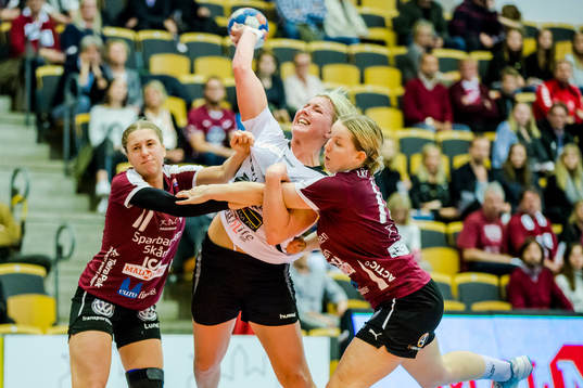 Lugis Melissa Petrén (v) och Sara Olofsson (h) stoppar H65
