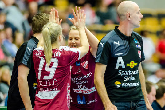 Lugis Amanda Andersson och Ebba Engdahl jublar