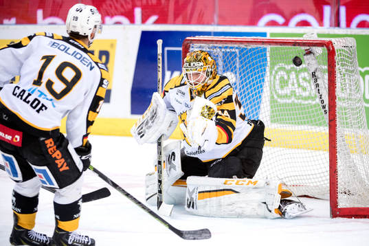 Skellefteås målvakt Erik Hanses värmer upp innan final 2