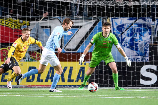 Malmö FFs Magnus Wolff Eikrem har läge framför Elfsborgs