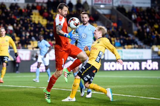 Malmö FFs målvakt Johan Wiland rensar undan en boll