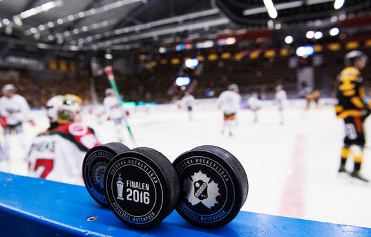 Puckar med logotyper för Frölunda, Skellefteå och