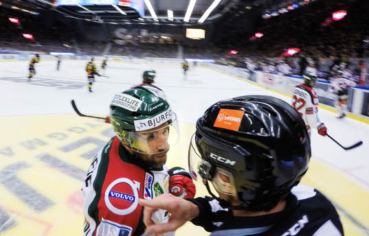 En linjedomare i samtal med Frölundas Joel Lundqvist