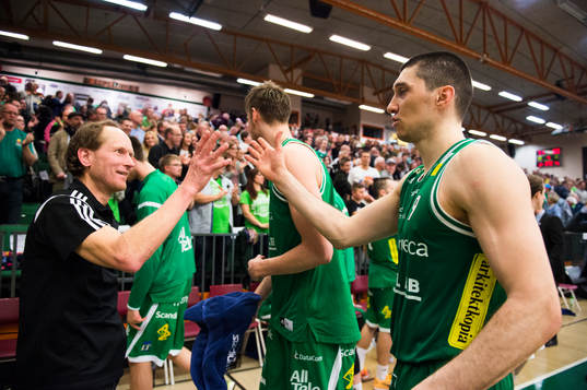 Södertäljes läkare Jörgen Ohlen och Toni Bizaca jublar