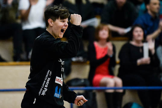 Lugis målvakt Emma Friberg jublar