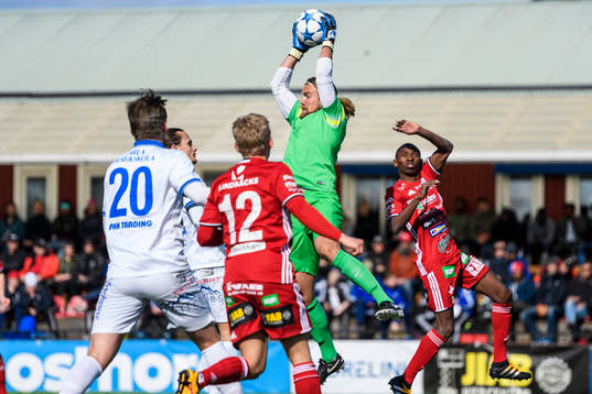 Akropolis målvakt Simon Lundgren plockar ner en höjdboll