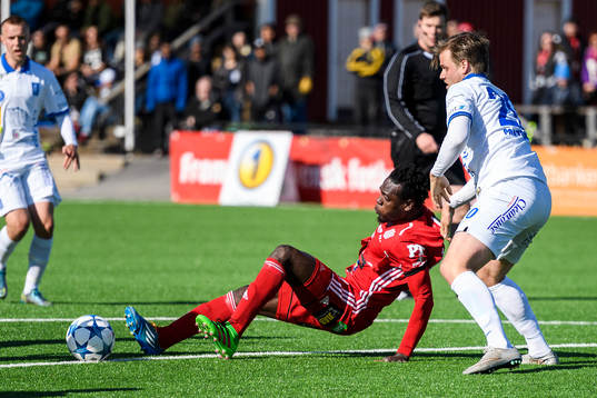 s Tetteh Komey ramlar i en närkamp med Akropolis Felix
