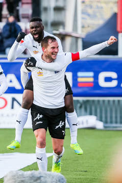Örebros Samuel Mensiro jublar