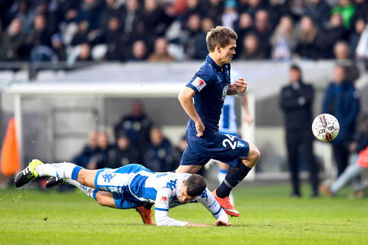 IFK Göteborgs Prosper Kasim faller i en närkamp med