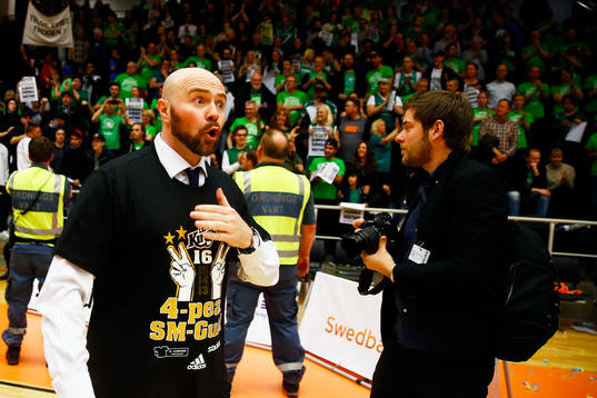 Södertäljes tränare Vedran Bosnic jublar