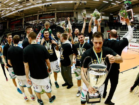 Södertäljes spelare jublar, Mike Joseph  med bucklan