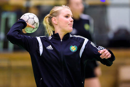 Sävehofs Ida Oden värmer upp innan semifinal 2 i