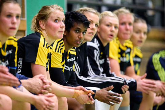 Sävehofs Ida Oden och Loui Sand på bänken