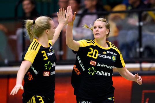 Sävehofs Emma Ekenman-Fernis och Ida Oden jublar