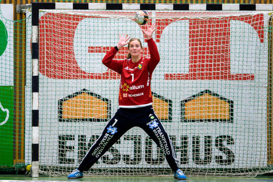 Sävehofs målvakt Johanna Bundsen räddar ett skott