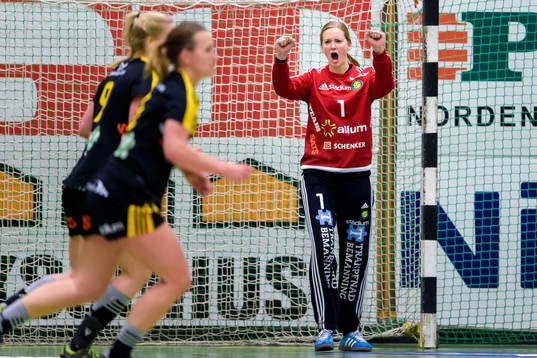 Sävehofs målvakt Johanna Bundsen jublar