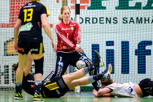 Sävehofs målvakt Johanna Bundsen räddar ett skott