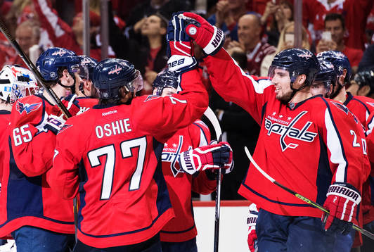 Washingtons T.J. Oshie och Matt Niskanen jublar